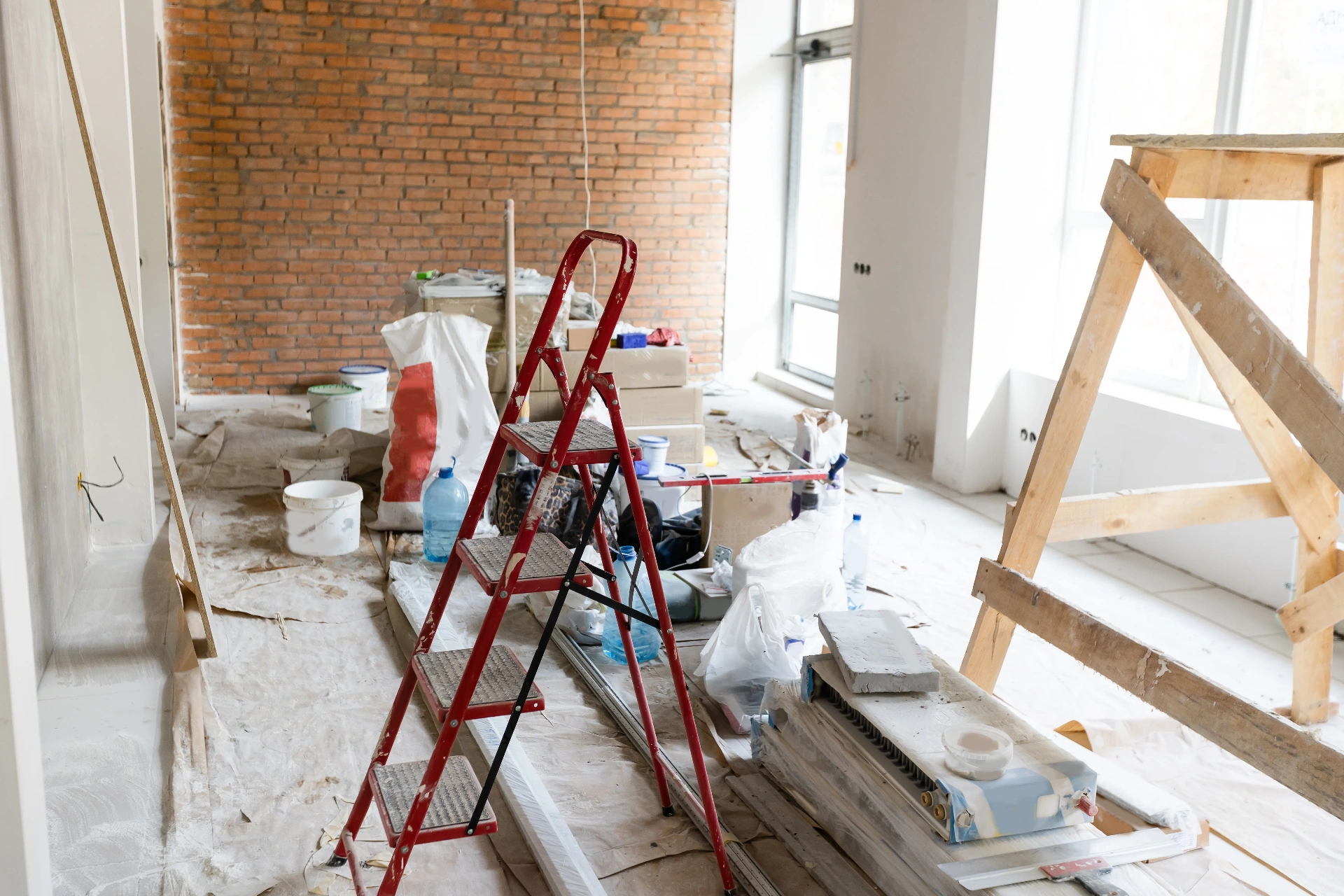 Rum under renovering med stege och byggmaterial inför byggstädning