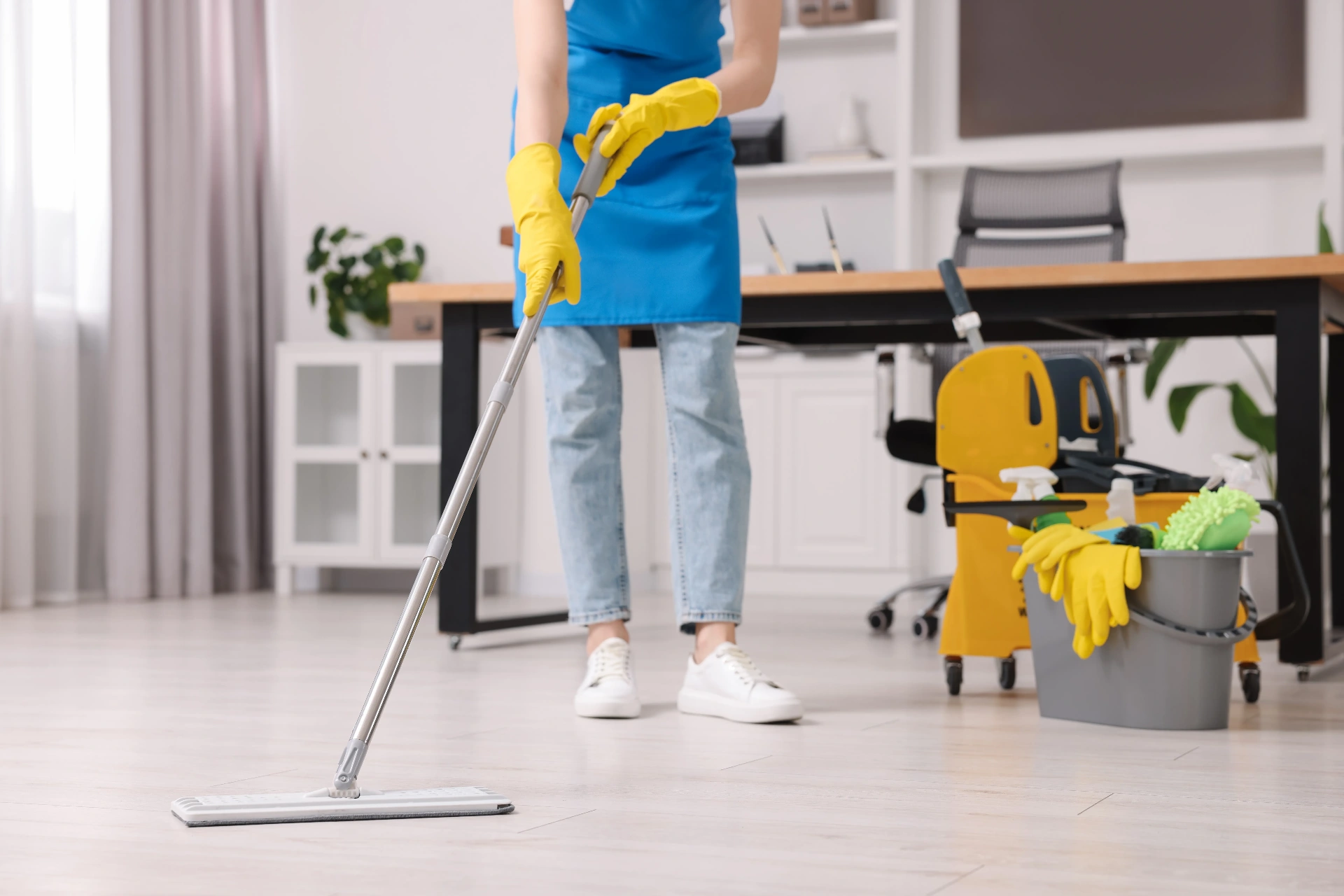 Städpersonal moppar golv på ett kontor